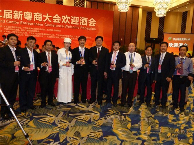 深圳市投资股份有限公司董事长谢东升参加第二届新粤商大会与领导亲切合影