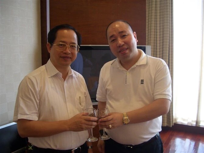 广西省商务厅副厅长黄焕升与谢东升董事长亲切合影