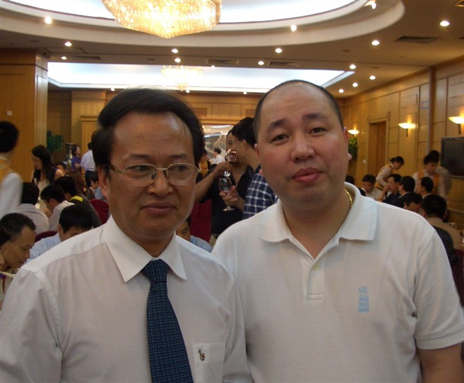 贵州省副省长蒙启良与谢东升董事长亲切合影